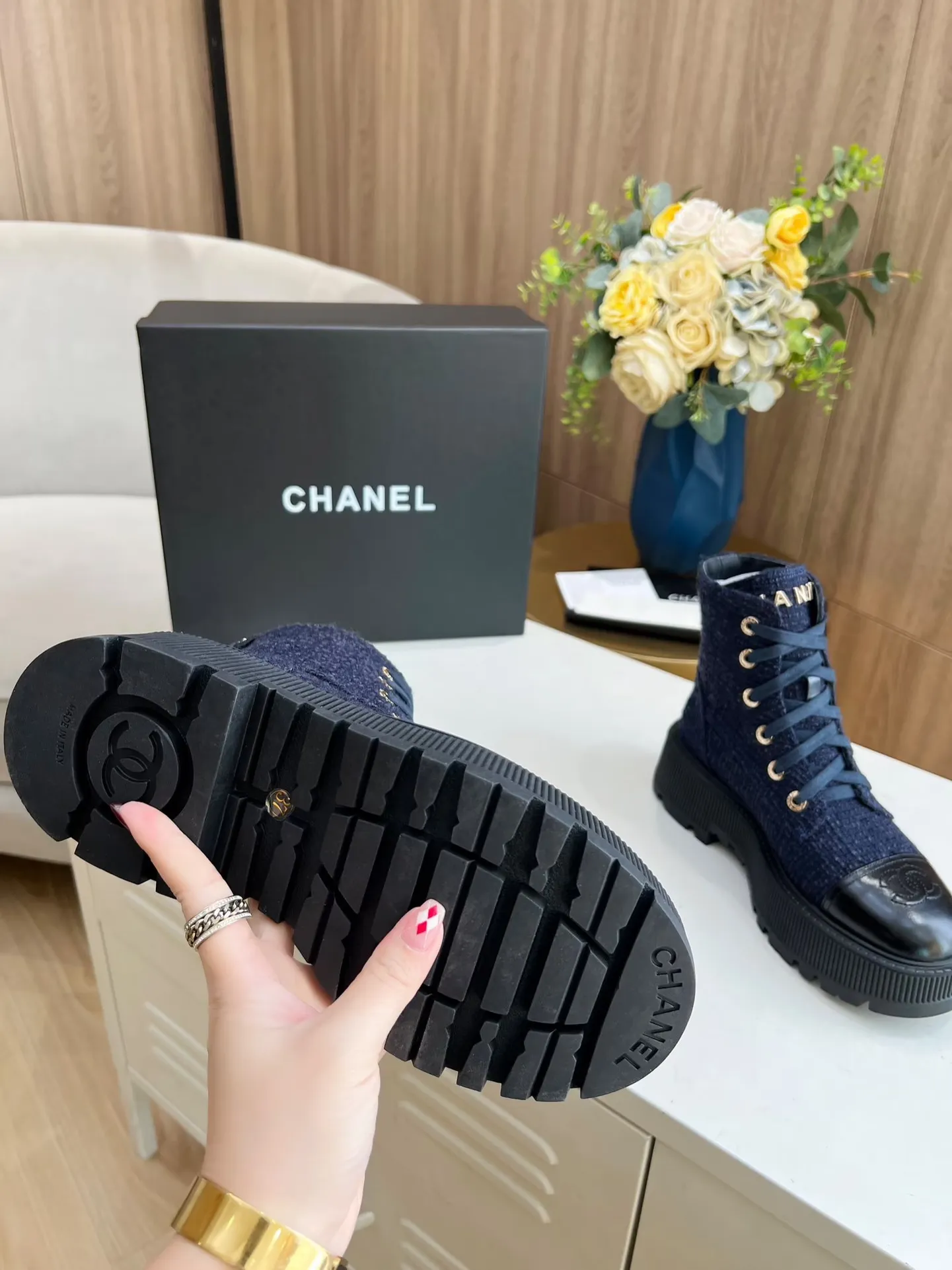 👟👟Ex-factory price 560👟👟 The original model of the new autumn and winter Chanel ankle boots✅ The strap design is super easy to put on and take off, the toe logo is electro-embroidered, the tongue is also a metal brand logo, fabric: special material, lining/foot pads: cow lining, ultra-light rubber non-slip and wear-resistant outsole, color: black, white, blue, code number: 34-41 (34, 41 need to be customized) Packaging: cloth bag card